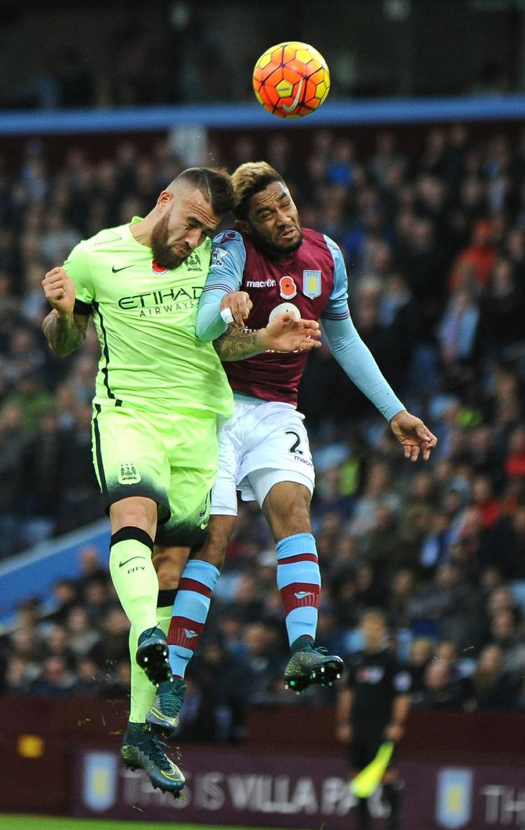 Fight.  Citys Nicolas Otamendi (tv) i nærkamp med Jordan Amavi. 