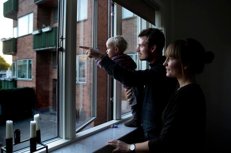 Fremtiden. Elton på næsten 2 år og hans forældre, Jens og Trine, glæder sig til en grøn fremtid med nærhed og nærvær i Vinge ved Frederikssund. 