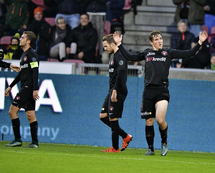 5-1. Marten Rasmussen (th) åbnede scoringen i Herning. 