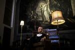 uKirke. Ungdomspræst Thomas Nedergaard forsøger at tiltrække de unge med arrangementer med musik, byttemarked og madaftener. Men, det er ikke bare form, understreger han. 