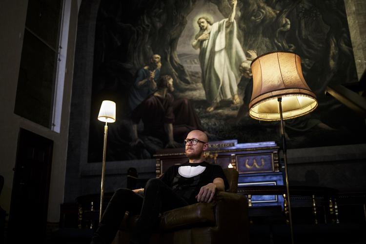 uKirke. Ungdomspræst Thomas Nedergaard forsøger at tiltrække de unge med arrangementer med musik, byttemarked og madaftener. Men, det er ikke bare form, understreger han. 