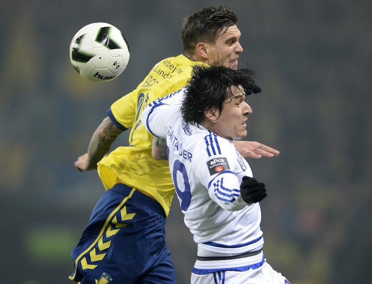 Hårdhed. Brøndbys Daniel Agger (tv) fik en albue i hovedet i en nærkamp af den senere udviste FCK'er Federico Santander. 