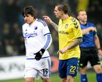 UD. Daniel Agger fortæller Federico Santander (tv), hvordan han finder ud af Brøndby Stadion. 