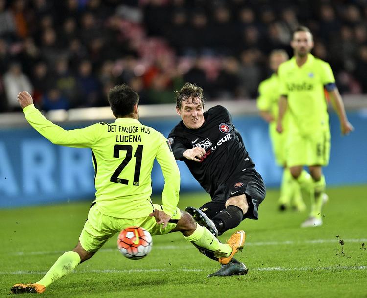 vinder. Morten 'Duncan' Rasmussen (midt) var igen farlig for FC Midtjylland, der fik rystet en krise af sig med storsejr. 