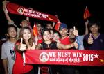 Historisk. Tilhængere af  Aung San Suu Kyis parti fejrede i går det første frie valg i Myanmar i 25 år. 