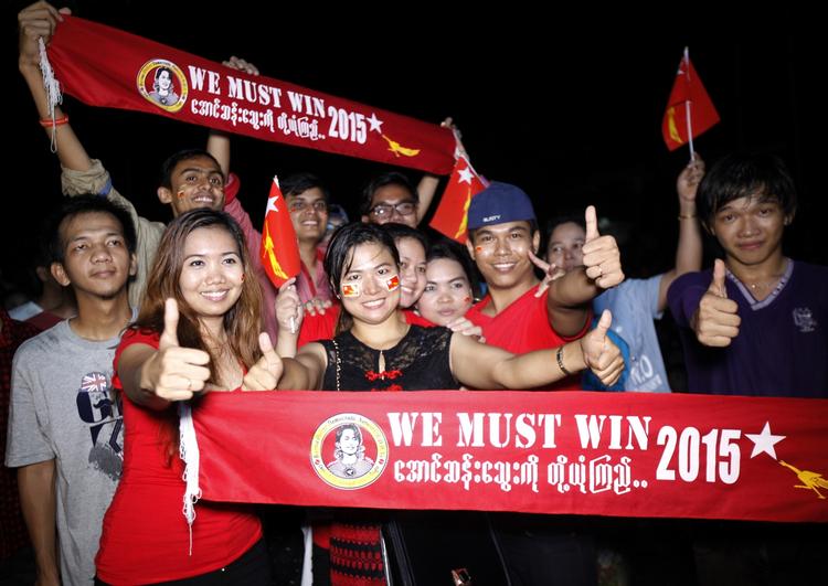 Historisk. Tilhængere af  Aung San Suu Kyis parti fejrede i går det første frie valg i Myanmar i 25 år. 