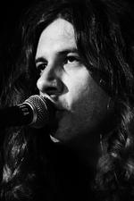 Slacker. Kurt Vile ved hvordan hans guitar skal lyde og hvordan harmoni skabes, men han mangler, i overført betydning, at komme ud over scenekanten. Billedet er fra hans koncert i Lille Vega i 2011. Arkivfoto: Lærke Posselt 