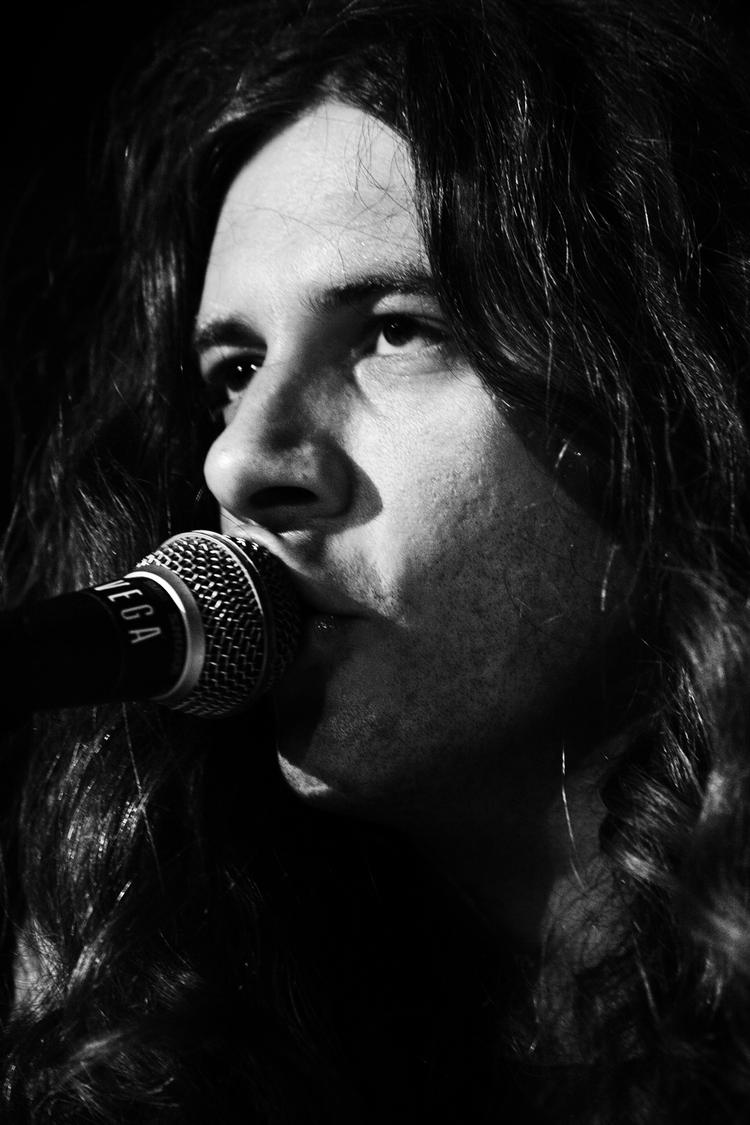 Slacker. Kurt Vile ved hvordan hans guitar skal lyde og hvordan harmoni skabes, men han mangler, i overført betydning, at komme ud over scenekanten. Billedet er fra hans koncert i Lille Vega i 2011. Arkivfoto: Lærke Posselt 