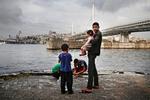 Flygtninge. Tyrkiet vurderer, at der er mindst to en halv milion syriske flygtninge i landet. Dertil kommer 300.000 irakere og måske 80.000 afghanere. EU er bange for, at de alle vil til Europa. 