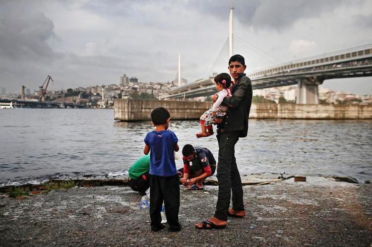 Flygtninge. Tyrkiet vurderer, at der er mindst to en halv milion syriske flygtninge i landet. Dertil kommer 300.000 irakere og måske 80.000 afghanere. EU er bange for, at de alle vil til Europa. 