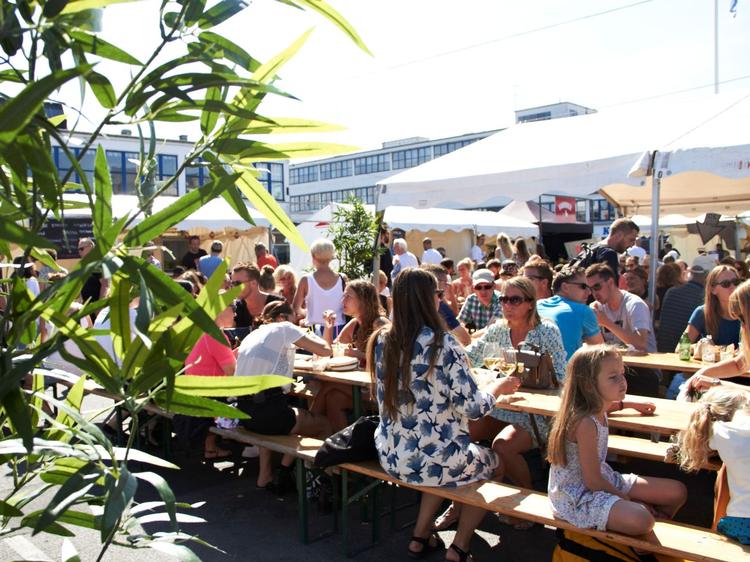 Madmarked. Der vises bl.a. film og holdes fredagsbar. 