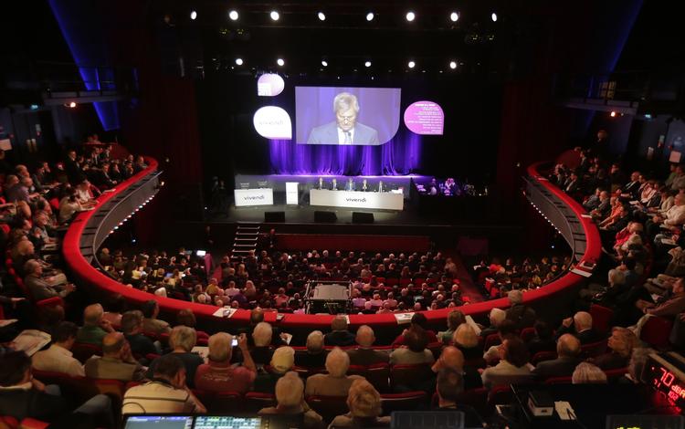 Magthaver. Vincent Bolloré, her på skærmen på et aktionærmøde i den franske mediekoncern Vivendi, har allerede stoppet to krtiske dokumentarprogrammer om store banker. 