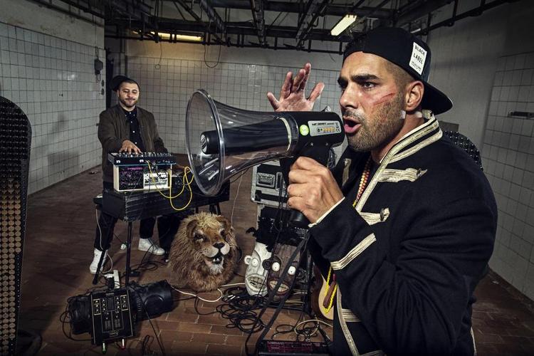 Opråb. »Hvis jeg var en slave, ville jeg være house nigger«, rapper Zaki Youssef ironisk.