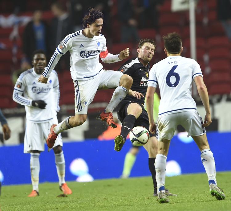 fighter. FC Københavns Thomas Delaney (midt) er en af de to ekstra spillere, der er udtaget til playoff-kampene mod Sverige. 