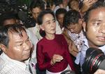 Historisk. Oppositionsleder  Aung San Suu Kyi og hendes NLD-parti stor til en stor valgsejr i Myanmar, viser de første resultater. 