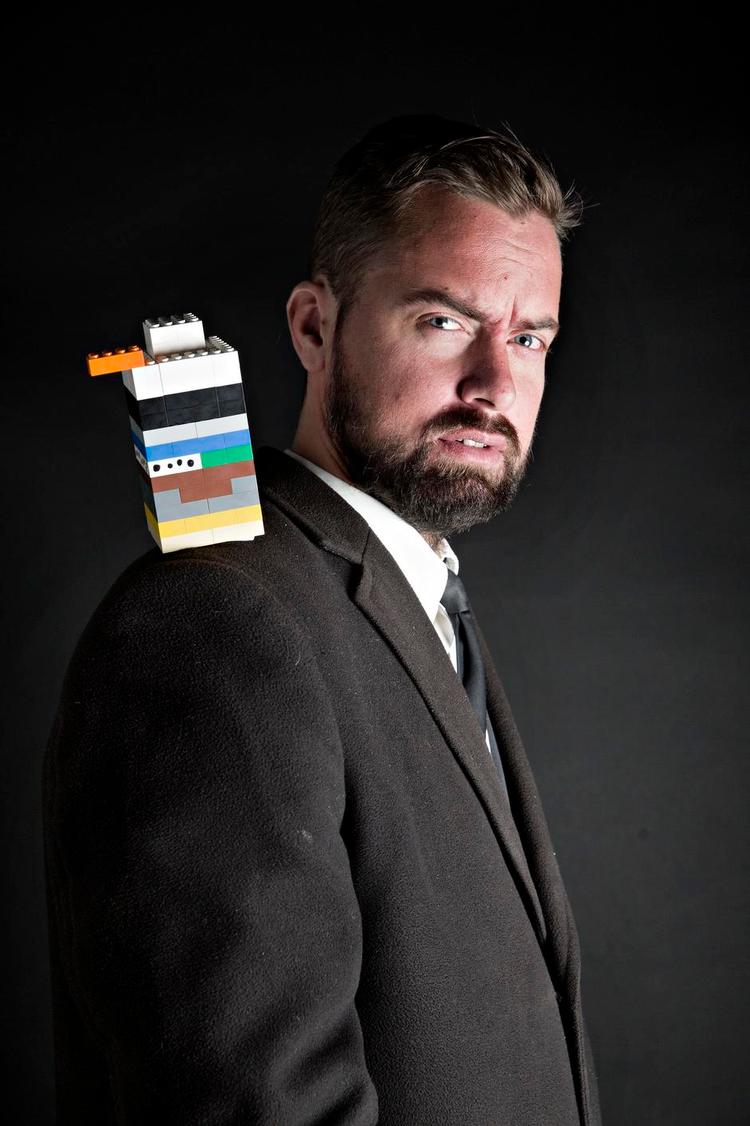 Kulturhus. »Du kan se, at jeg bevidst gemmer nogle af dem? Det er Paprika Steen og Hella Joof, der er fanget inde i midten og ikke kan komme ud. Hvad den orange laver på toppen? Det er selvfølgelig en venstreorienteret kunstner, der er ved at springe ud. Det er Michael Strunge. Eller Simon Kvamm, måske«. 