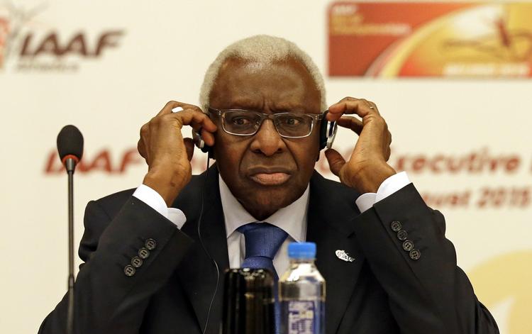 Afpresning. Lamine Diack er foreslået suspenderet som æresmedlem af IOC mens politiet undersøger, om han har afpresset atleter. 