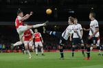 majestætisk. Christian Eriksen (midt) var blandt de toneangivende i kampen mellem Tottenham og Arsenal, og svenskerne frygter den danske midtbanemand før playoff-opgøret mod Danmark på lørdag. 