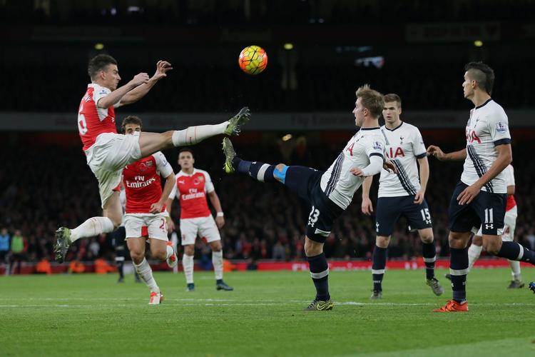 majestætisk. Christian Eriksen (midt) var blandt de toneangivende i kampen mellem Tottenham og Arsenal, og svenskerne frygter den danske midtbanemand før playoff-opgøret mod Danmark på lørdag. 