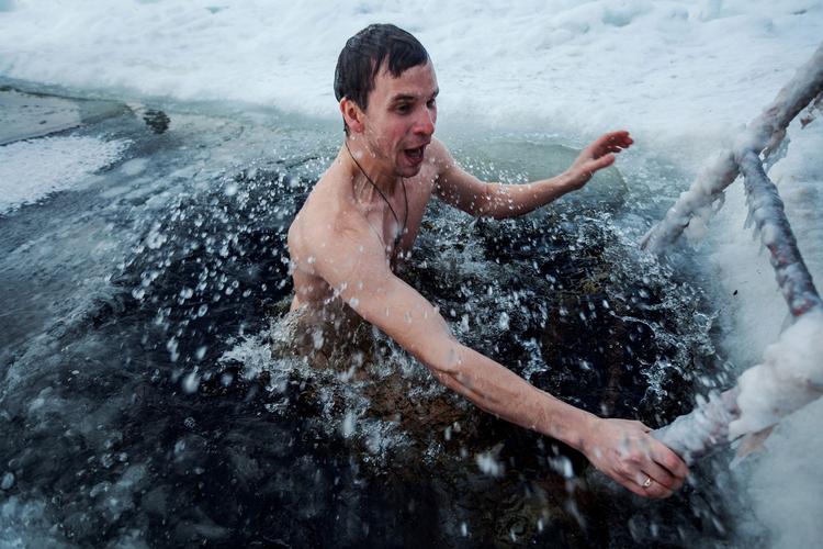 julebadning. 6. december er der vinterbadning på Islands Brygge. Der er vikingetema, og efter man har badet kan man få et stykke helstegt pattegris. 
