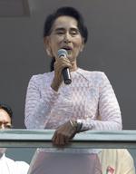 Sejrstale. Den Nationale Liga for Demokrati og dets leder Aung San Suu Kyi står til at vinde valget i Myanmar. 