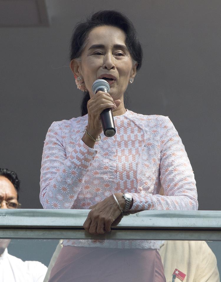 Sejrstale. Den Nationale Liga for Demokrati og dets leder Aung San Suu Kyi står til at vinde valget i Myanmar. 