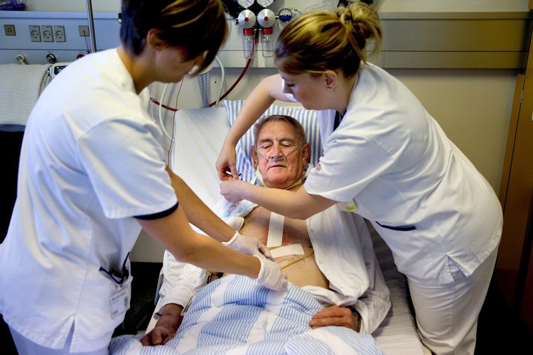 Arbejdspres. Patienterne på afdeling T2 er ældre og mere syge, end de var for ti år siden. Det kan mærkes i personalets hverdag, fortæller Winnie Juhl (th), der er tillidsrepræsentant for afdelingens sygeplejersker. 