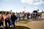 integration. Flygtninge på vej ind i Danmark i Rødbyhavn. Nu ser regeringen ikke noget perspektiv i at skabe en tjeneste for private, der gerne vil huse en flygtningefamilie. 