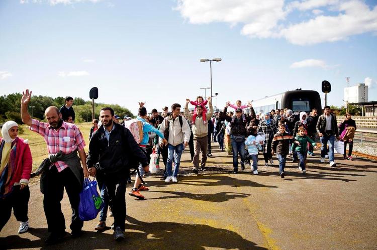 integration. Flygtninge på vej ind i Danmark i Rødbyhavn. Nu ser regeringen ikke noget perspektiv i at skabe en tjeneste for private, der gerne vil huse en flygtningefamilie. 