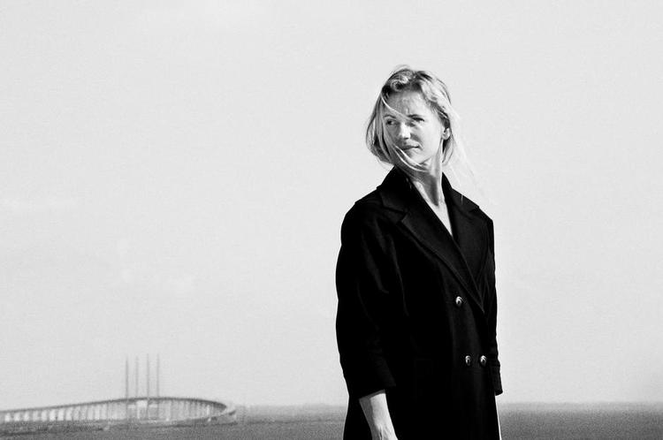 Sammensat. Skuespilleren Sofia Helin i rollen som den autistiske Saga Norén i ’Broen’. 