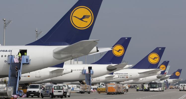 STILSTAND. Lufthansas langdistancefly er ramt at strejkei morgen, tirsdag. Piloterne vil nedlægge arbejdet. 