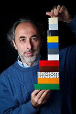 Grafik. Lennart Lajboschitz har bygget et kulturbudget af 100 Lego-klodser, og hver farve repræsenterer et specifikt område fra kulturens verden. »Jeg bygger sgu nogle grafer af dem. Jeg er jo regnskabsmand«. 