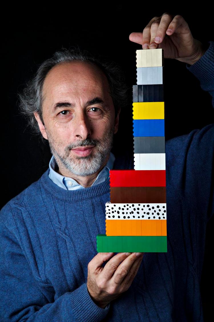 Grafik. Lennart Lajboschitz har bygget et kulturbudget af 100 Lego-klodser, og hver farve repræsenterer et specifikt område fra kulturens verden. »Jeg bygger sgu nogle grafer af dem. Jeg er jo regnskabsmand«. 