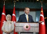 Kritiseret. Tyrkiets præsident, Recep Tayyip Erdogan, bliver ofte kritiseret af EU for at undertrykke menneskerettighederne i sit eget land - blandt andet ved at slå ned på kritisk presse og fængsle politiske modstandere. Her ses han sammen med sin kone under en tale forud for det tyrkiske parlamentsvalg i sidste måned. 