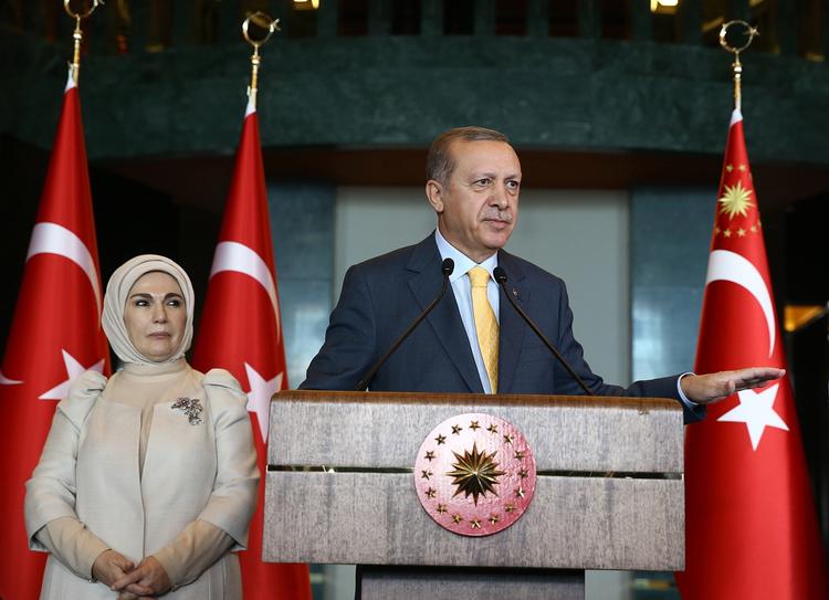 Kritiseret. Tyrkiets præsident, Recep Tayyip Erdogan, bliver ofte kritiseret af EU for at undertrykke menneskerettighederne i sit eget land - blandt andet ved at slå ned på kritisk presse og fængsle politiske modstandere. Her ses han sammen med sin kone under en tale forud for det tyrkiske parlamentsvalg i sidste måned. 