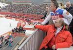 Magtfuld. Mutko (øverst) i selskab med sin regeringschef Vladimir Putin under vinterlege i Sotji sidste år. 