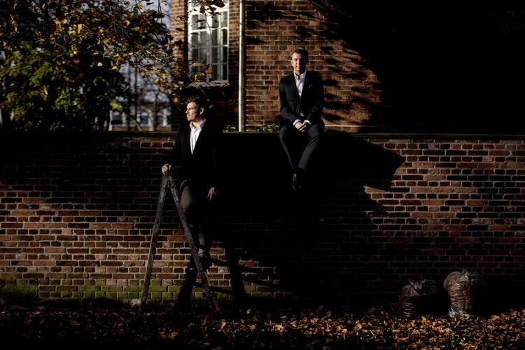 Mads Møller (T.V) og Niklas Laugesen (T.H.) arbejdede for tre år siden på et gammelt loftsrum. I lørdags flyttede de ind i en villa ved Svanemøllen i København. De er netop kommet hjem fra verdens største tech-konference i Dublin. 