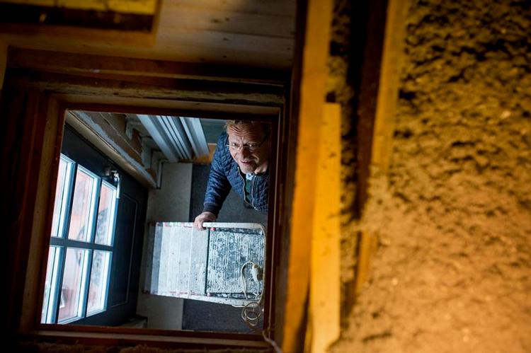 Besparelse. Mogens Brink får blandt andet papir-uld på loftet og hulmursisoleret. Det udløser 20.000 kroner i tilskud og fradrag, og samtidig regner han med at spare 10.000 kroner årlig på varmen. 