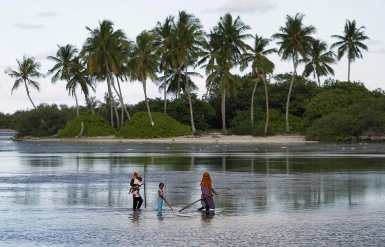 Udsat. Den mege lavtliggende østat Maldiverne er et af de lande, der allerede har udgifter til klimatilpasning. Landet har som et af de første fået penge fra FN's grønne klimafond. De skal bruges til at håndtere klimaskabt vandmangel. 
