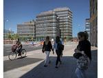 Tandremme. Niagaras tre søsterbygninger værner om det fælles atrium med forskudte etagedæk og masser af studiepladser. Nederst til højre ses detalje af facadens bånd af aluminium, hvis dybe relief konstant foranderligt fanger lyset og giver karakter til glashuset. 