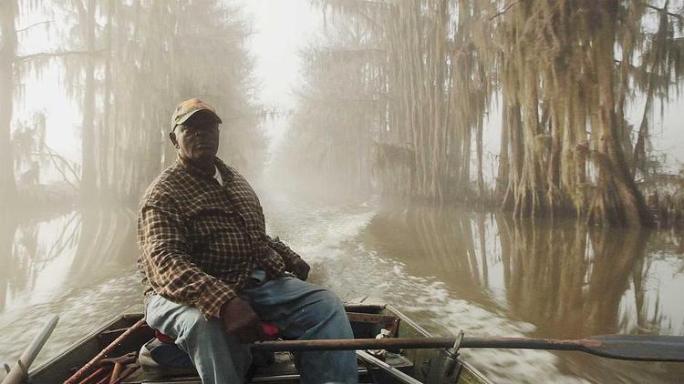 Udsat. Henry myrdede engang en anden sort mand, som kaldte ham Onkel Tom. Han har overlevet sin kone og en datter og lever i komplet sync med sumpen. Hans tunge sydstatsaccent får ham næsten til at lyde som en stemme fra dybet. 