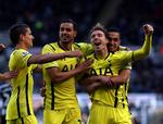 yngst. Christian Eriksen (th) spiller på Premier Leagues yngste mandskab i Tottenham, som også har været bedst i England til at føre talenter frem på det bedste hold. 