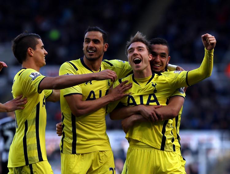 yngst. Christian Eriksen (th) spiller på Premier Leagues yngste mandskab i Tottenham, som også har været bedst i England til at føre talenter frem på det bedste hold. 