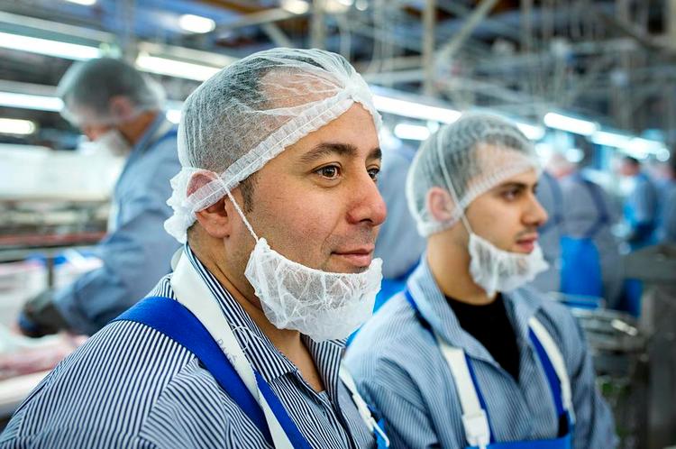 De to syriske flygtninge Nidal Josef job. Anf og Ahmat Shawa har efter et praktikophold tidligere i år allerede fået job på Danish Crowns slagteri i Blans i Sønderjylland. 