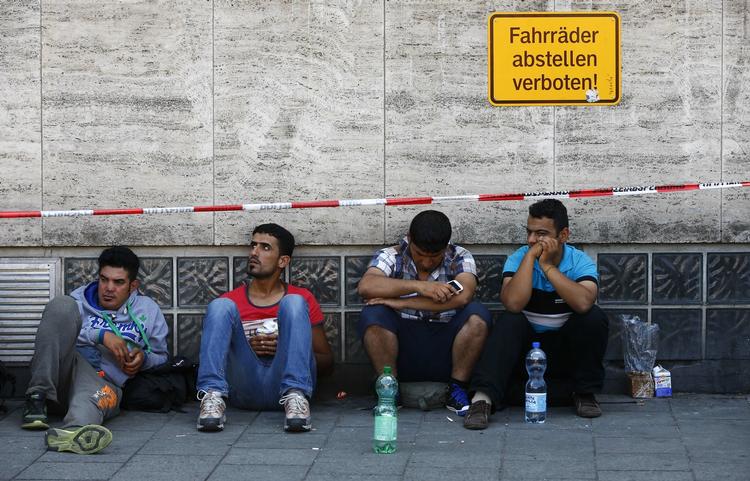 INDVANDRING. Migranter venter på at blive registreret ved at center i München. 