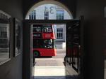 BELIGGENHED. Dobbeltdækkerbusserne kører hele tiden forbi Bloomsbury Palace Hotel, og der kan være noget trafikstøj, hvis man har værelse ud til gaden. Foto: Kristine Jægesen Wilkens 