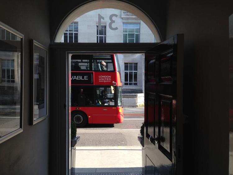 BELIGGENHED. Dobbeltdækkerbusserne kører hele tiden forbi Bloomsbury Palace Hotel, og der kan være noget trafikstøj, hvis man har værelse ud til gaden. Foto: Kristine Jægesen Wilkens 