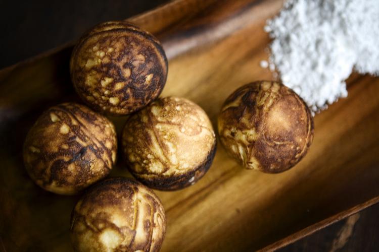 Æbleskiver. Julens traditionsrige spise som aldrig går af mode. Politiken hjælper dig med hjemmebaget. 