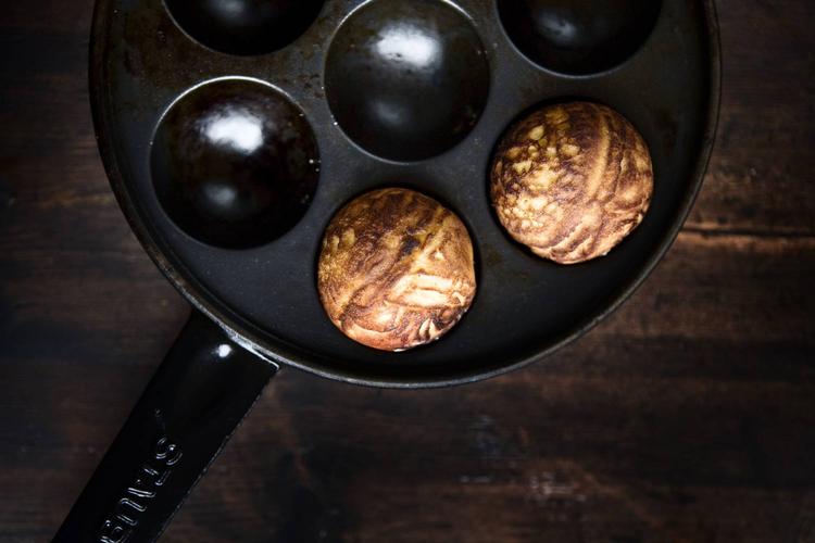 Gløgg og... Christian F. Puglisi har taget fat på æbleskiverne og giver her en række opskrifter på dem og med dem. 