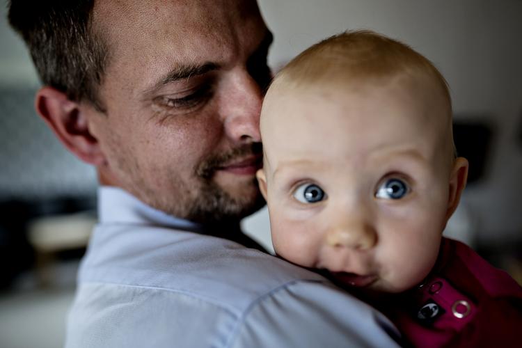 PRIORITERING. Danske fædre tager rundt regnet ti procent af barslen. Det er markant mindre end fædre i Sverige, Norge og Island. (arkivfoto) 